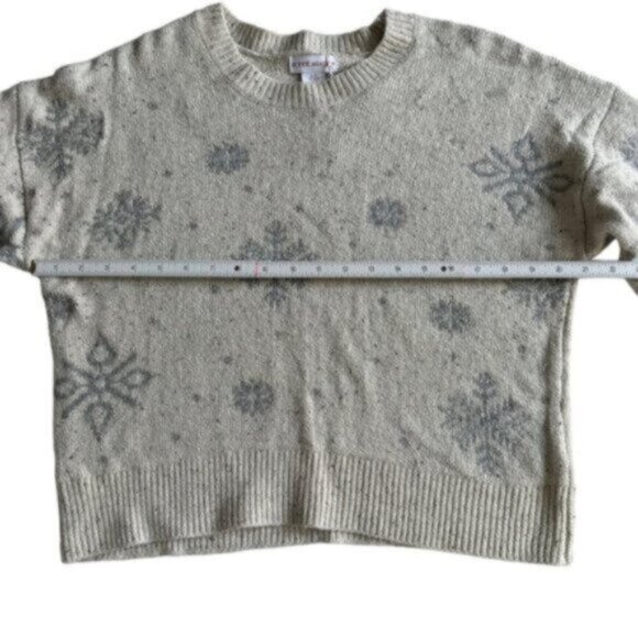 NWT Yet Again | Cream Gray Fleck & Blue Snowflake Sweater Size Medium - Picture 7 of 7